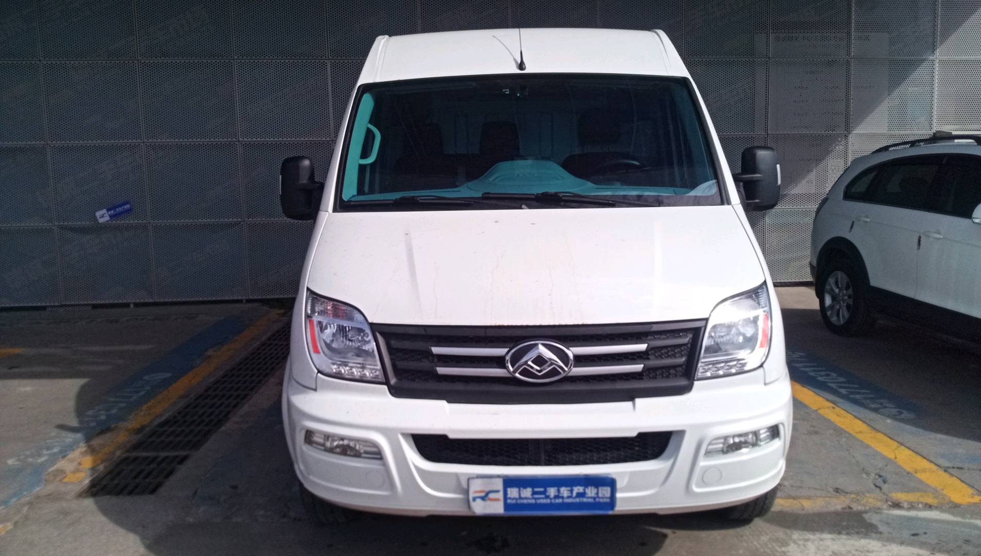 上汽大通MAXUS 上汽大通V80 2023款 2.0T 手动经典傲运通长轴超低顶6/7/8/9座 二手车市场选瑞诚